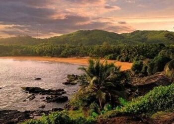 Travel Diary : समुद्र किनारा प्रेमींसाठी कर्नाटकातील कारवार सर्वोत्तम ठिकाण, गोव्याऐवजी यंदा करा प्लॅन PHOTO