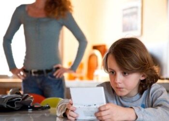 HEALTH : स्मार्टफोनच्या अतिवापरामुळे लहान मुलांमध्ये उद्भवतायत ‘हे’ आजार; मुलांचे मोबाईलचे व्यसन लवकर सोडवा !