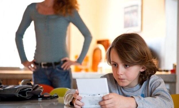 HEALTH : स्मार्टफोनच्या अतिवापरामुळे लहान मुलांमध्ये उद्भवतायत ‘हे’ आजार; मुलांचे मोबाईलचे व्यसन लवकर सोडवा !