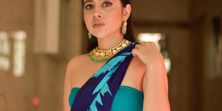 विक्षिप्त कपडे घालणं उर्फीला पडलं महागात; पोलिसांनी हाताला धरून बसवला पोलीस व्हॅनमध्ये, आणि मग पहा VIDEO