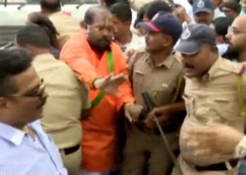 पुणे विद्यापीठातील हॉस्टेलच्या भिंतीवर पंतप्रधान नरेंद्र मोदी यांच्या विरोधात आक्षेपार्ह लिखाण; परिसरात तुफान राडा, वाचा सविस्तर