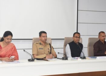 कुणबी नोंदी शोधण्यासाठी गठीत जिल्हास्तरीय समितीची बैठक संपन्न; कुणबी नोंदी शोधण्याचे काम युद्धपातळीवर करावे-जिल्हाधिकारी डॉ.राजेश देशमुख