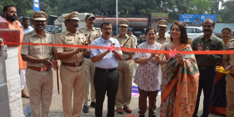 दिवाळी सणानिमित्त येरवडा कारागृह बंदी निर्मित वस्तूंचे प्रदर्शन व विक्री; बंद्यांनी हातमागावर बनवलेल्या पैठणी साड्या प्रदर्शनात मुख्य आकर्षण