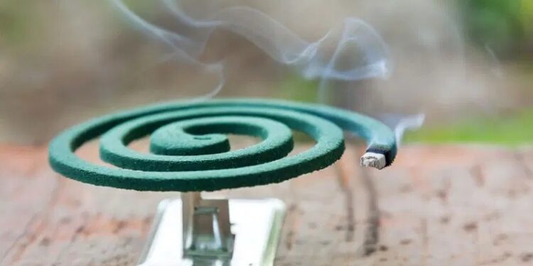 वायु प्रदूषणात झालेली वाढ पाहता महाराष्ट्र सरकारने फटाक्यांसोबतच अगरबत्ती आणि कॉइलचा वापर टाळण्याचा दिला सल्ला