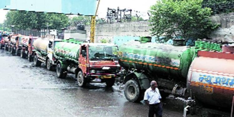 मुंबईतील रस्ते धुण्यासाठी 1000 टॅंकर्स; प्रदुषणमुक्त महाराष्ट्राच्या दिशेने मोहिम स्वरुपात काम करावे,मुख्यमंत्री एकनाथ शिंदे यांचे निर्देश