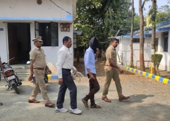 CRIME NEWS : दारू पिऊन आईला मारहाण करणाऱ्या लहान भावावर मोठ्या भावाचा प्राणघातक हल्ला; संतापाच्या भरात केले 30 वार