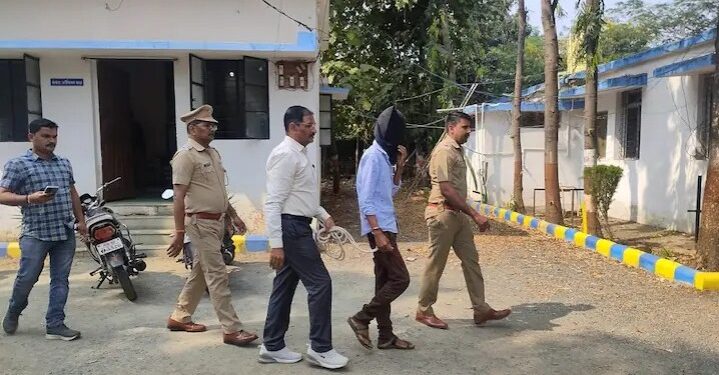 CRIME NEWS : दारू पिऊन आईला मारहाण करणाऱ्या लहान भावावर मोठ्या भावाचा प्राणघातक हल्ला; संतापाच्या भरात केले 30 वार