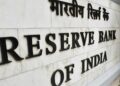 Economics : RBI च्या निर्णयानंतर बजाज फायनान्सच्या शेअरमध्ये घसरण, कंपनीच्या शेअरमध्ये इतकी घसरण
