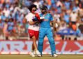 India vs Australia Final : विराट कोहलीला भेटण्यासाठी पॅलेस्टिनी समर्थक थेट मैदानावर; चाहत्याच्या टीशर्ट ‘त्या’ वरील मजकुरामुळे चर्चेला उधाण