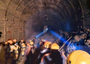 Tunnel Accident : 10 दिवसांपासून बोगद्यामध्ये अडकल्या 41 कामगारांना पाईपने ऑक्सिजन आणि अन्नपुरवठा; बचावासाठी शर्थीचे प्रयत्न, हृदयद्रावक VIDEO !