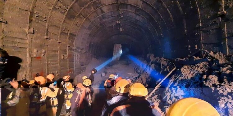 Tunnel Accident : 10 दिवसांपासून बोगद्यामध्ये अडकल्या 41 कामगारांना पाईपने ऑक्सिजन आणि अन्नपुरवठा; बचावासाठी शर्थीचे प्रयत्न, हृदयद्रावक VIDEO !