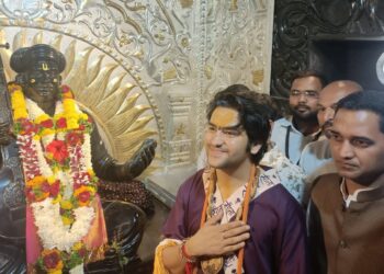 ALANDI : बागेश्वर धाम सरकार यांनी घेतले जगद्गुरु संत श्री तुकाराम महाराज यांच्या समाधीचे दर्शन