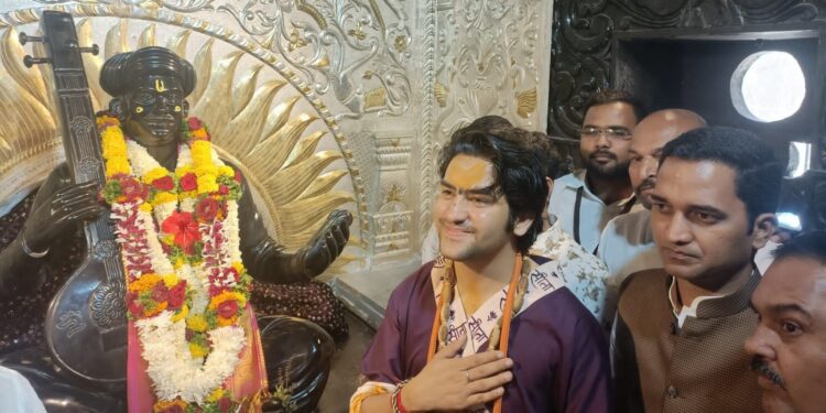 ALANDI : बागेश्वर धाम सरकार यांनी घेतले जगद्गुरु संत श्री तुकाराम महाराज यांच्या समाधीचे दर्शन