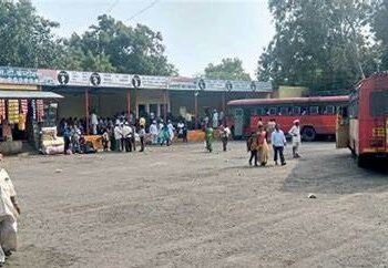 ST Corporation : जिल्हा बसस्थानकांवर सुरू होणार आपला दवाखाना; दिव्यांग, माजी सैनिकांच्या विधवा पत्नींसाठी स्टॉल, 3495 एसटी बस सेवेत दाखल