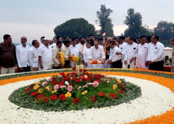 Yashwantrao Chavan Death Anniversary : उपमुख्यमंत्री अजित पवार यांनी केले स्वर्गिय यशवंतराव चव्हाण यांना अभिवादन