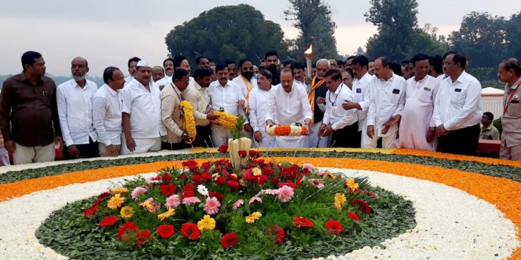 Yashwantrao Chavan Death Anniversary : उपमुख्यमंत्री अजित पवार यांनी केले स्वर्गिय यशवंतराव चव्हाण यांना अभिवादन