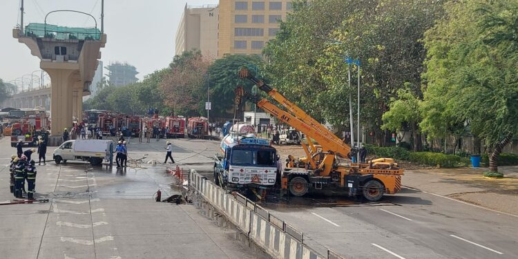 Accident : नगर रोडवरील टँकर पलटी होऊन मोठा अपघात; टँकरमधून Ethylene Oxide वायुगळतीवर नियंत्रण; मोठा धोका टळला