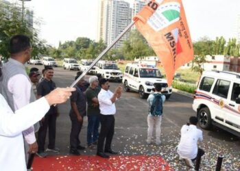 हिंदुहृदयसम्राट बाळासाहेब ठाकरे समृद्धी महामार्गावर अपघात प्रतिबंधक उपाययोजनांसाठी मुख्यमंत्री एकनाथ शिंदे यांच्या हस्ते 15 इंटरसेप्टर वाहने महामार्ग पोलिसांना हस्तांतरित