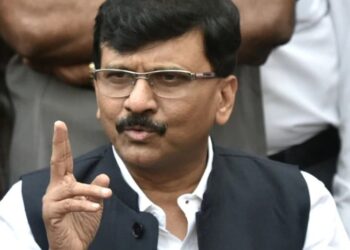 Maharashtra Politics : “गद्दार स्वतःला हिंदुहृदय सम्राट समजून घेत आहेत, आज आनंद दिघे असते तर त्यांनी चाबकानं फोडलं असतं !” संजय राऊतांचा शिंदे गटावर निशाणा