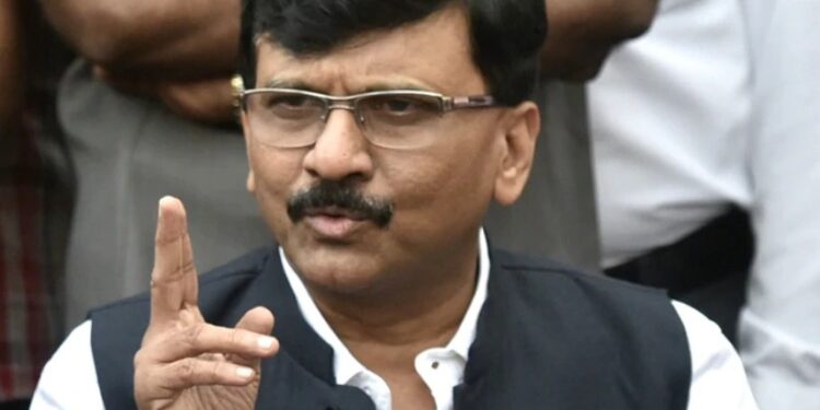 Maharashtra Politics : “गद्दार स्वतःला हिंदुहृदय सम्राट समजून घेत आहेत, आज आनंद दिघे असते तर त्यांनी चाबकानं फोडलं असतं !” संजय राऊतांचा शिंदे गटावर निशाणा