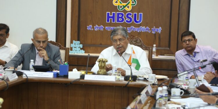 Minister Chandrakant Patil : विद्यापीठ आणि संलग्नित महाविद्यालयात शिक्षण घेणाऱ्या तृयीयपंथी विद्यार्थ्यांची संपूर्ण शैक्षणिक फी विद्यापीठ भरणार