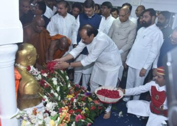 डॉ.बाबासाहेब आंबेडकर यांच्या 67 व्या महापरिनिर्वाणदिनी चैत्यभूमी येथे राज्यपाल, मुख्यमंत्री, उपमुख्यमंत्री यांचे पुष्पचक्र अर्पण करून अभिवादन