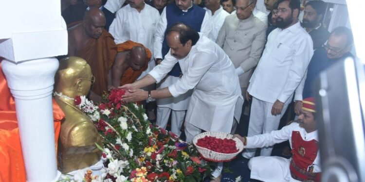 डॉ.बाबासाहेब आंबेडकर यांच्या 67 व्या महापरिनिर्वाणदिनी चैत्यभूमी येथे राज्यपाल, मुख्यमंत्री, उपमुख्यमंत्री यांचे पुष्पचक्र अर्पण करून अभिवादन