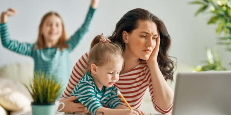 Parenting Tips : नोकरी करणेही आवश्यक आणि मुलांना योग्य संसार देणेही…! Working Parent’s या 3 मार्गाने करा वेळेचे नियोजन