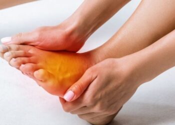 Swelling Of Feet : पायाला नेहमी सूज येत असेल तर दुर्लक्ष करू नका; असू शकतात ‘या’ आजारांची लक्षणे