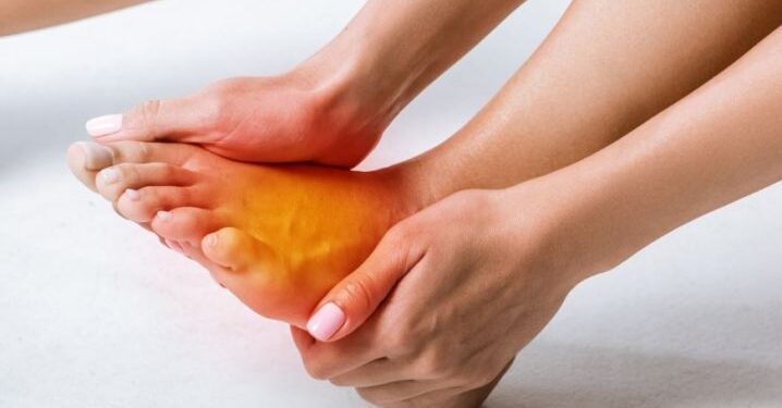 Swelling Of Feet : पायाला नेहमी सूज येत असेल तर दुर्लक्ष करू नका; असू शकतात ‘या’ आजारांची लक्षणे