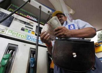 सामान्यांसाठी दिलासादायक बातमी : Petrol-Diesel च्या किमती होणार कमी !