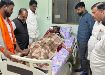 Maratha Reservation : मनोज जरांगेंची प्रकृती सभेदरम्यानच खालावली; ताप आणि अशक्तपणामुळे रुग्णालयात दाखल, VIDEO