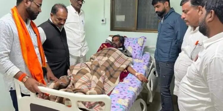 Maratha Reservation : मनोज जरांगेंची प्रकृती सभेदरम्यानच खालावली; ताप आणि अशक्तपणामुळे रुग्णालयात दाखल, VIDEO