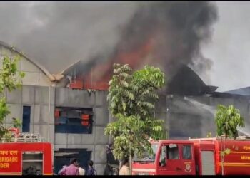 Massive Fire : मुंबईच्या लोकमान्य टिळक टर्मिनस रेल्वे स्टेशनच्या प्लॅटफॉर्म नंबर 1 जवळ भीषण आग PHOTO