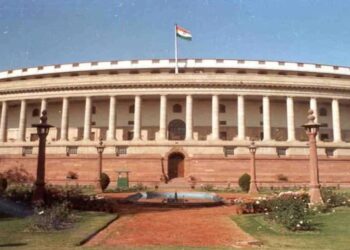 Parliament Building सुरक्षा दलाशी संबंधित 8 कर्मचारी निलंबित; लोकसभा सचिवालयने कारवाई करून सुरक्षा यंत्रणेत केले ‘हे’ मोठे बदल