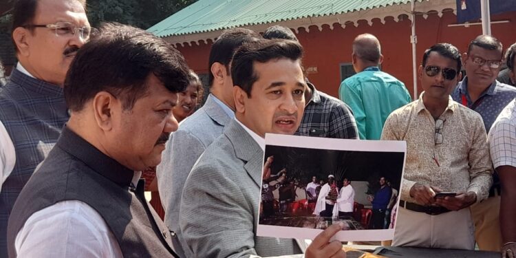 VIRAL PHOTO : ठाकरे गटाचे सुधाकर बडगुजर यांची दाऊदचा सहकारी सलीम कुत्ता सोबत पार्टी ! नितेश राणेंनी दाखवले विधानसभेत फोटो