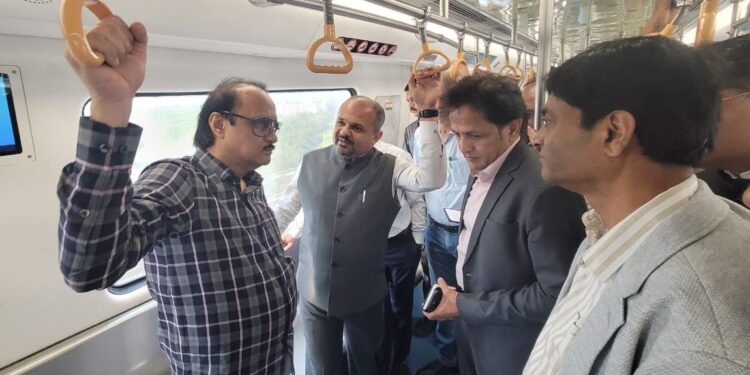 Ajit Pawar : उपमुख्यमंत्री अजित पवारांचा खास रेट्रो लुकमध्ये नागपूर मेट्रोतून सैर सपाटा, पहा फोटो