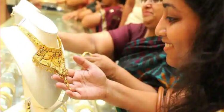 INFORMATIVE : घरामध्ये Gold Jewelry ठेवताय ? कुटुंबातील नेमकी कोणाला असते सोने बाळगण्यासाची परवानगी, वाचा सविस्तर