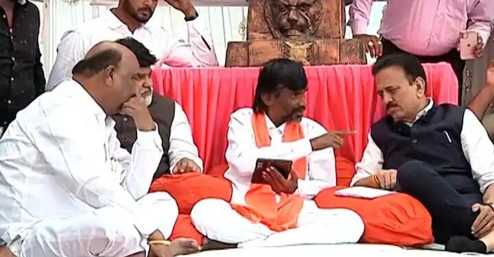 Maratha Reservation : ‘सगेसोयरे’ शब्दाने बैठक फिस्कटली ! गिरीश महाजन म्हणाले “सोयरे शब्दावरून जरांगे आणि आमची मत वेगळी आहेत…!” नेमकं काय घडलं, वाचा सविस्तर