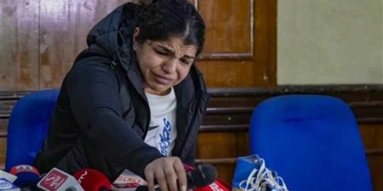 Wrestler Sakshi Malik : पत्रकार परिषदेदरम्यान साक्षी मलिक भावूक; कुस्ती सोडून देते… पण आमचा लढा सुरूच राहणार ! नेमकं काय आहे प्रकरण, वाचा सविस्तर