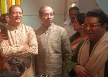 Photo Of The Year : राज ठाकरे आणि उद्धव ठाकरे यांचे ‘हम साथ साथ है’ ! अर्थात भाच्याच्या साखरपुड्या पुरतेच …