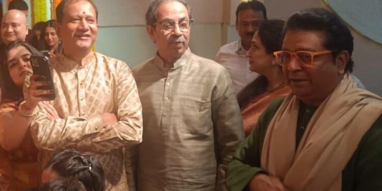 Photo Of The Year : राज ठाकरे आणि उद्धव ठाकरे यांचे ‘हम साथ साथ है’ ! अर्थात भाच्याच्या साखरपुड्या पुरतेच …