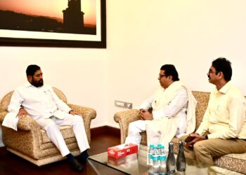 Raj Thackeray Meets Chief Minister : या ‘वर्षा’तील भेटी ! पुन्हा राज ठाकरे मुख्यमंत्र्यांच्या भेटीला; अनेक विकासात्मक मुद्यांवर बैठक, पण राजकीय वर्तुळात वेगळीच चर्चा