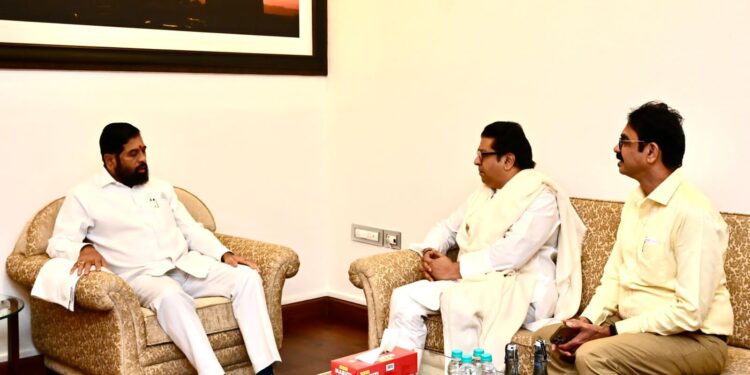 Raj Thackeray Meets Chief Minister : या ‘वर्षा’तील भेटी ! पुन्हा राज ठाकरे मुख्यमंत्र्यांच्या भेटीला; अनेक विकासात्मक मुद्यांवर बैठक, पण राजकीय वर्तुळात वेगळीच चर्चा
