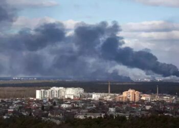 Russia–Ukraine War : कीव्हमध्ये रशियाचे 22 हवाई हल्ले, अनेक इमारती आणि गोदामांना आग, अनेक जण जखमी