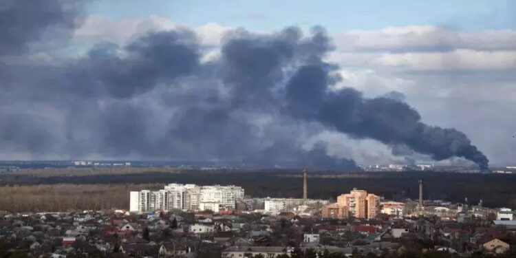 Russia–Ukraine War : कीव्हमध्ये रशियाचे 22 हवाई हल्ले, अनेक इमारती आणि गोदामांना आग, अनेक जण जखमी