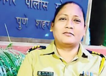 Lady Singham Seema Valavi : कौतुक तर झालंच पाहिजे ! महिला पोलीस सीमा वळवी यांनी एकट्याने कोयता आणि दांडक्यांनी लढणाऱ्या टोळक्याला दिली झुंज, पुण्यात सिनेस्टाईल थरार