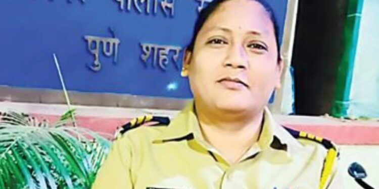 Lady Singham Seema Valavi : कौतुक तर झालंच पाहिजे ! महिला पोलीस सीमा वळवी यांनी एकट्याने कोयता आणि दांडक्यांनी लढणाऱ्या टोळक्याला दिली झुंज, पुण्यात सिनेस्टाईल थरार