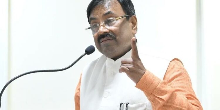 सिनेनाट्य रसिकांसाठी चांगली बातमी : महाराष्ट्रातील 36 जिल्ह्यांत 75 सिनेनाट्यगृहे उभारणार ! मंत्री सुधीर मुनगंटीवार यांची माहिती