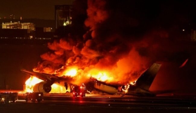 जपानमध्ये मोठी दुर्घटना : टोकियो विमानतळावर लँडिंग करताना विमानाला भीषण आग ; Video Viral